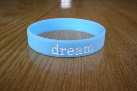 模印工藝的硅膠手環logo有凹凸感